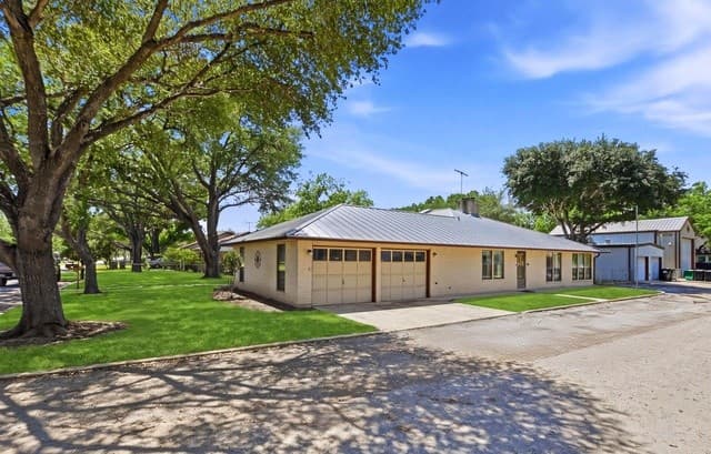 901  Gentilz, Castroville, TX 78009 — photo 4