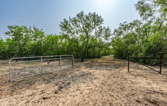 224  County Road 662, Devine, TX 78016 — photo 20