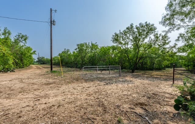 224  County Road 662, Devine, TX 78016 — photo 21