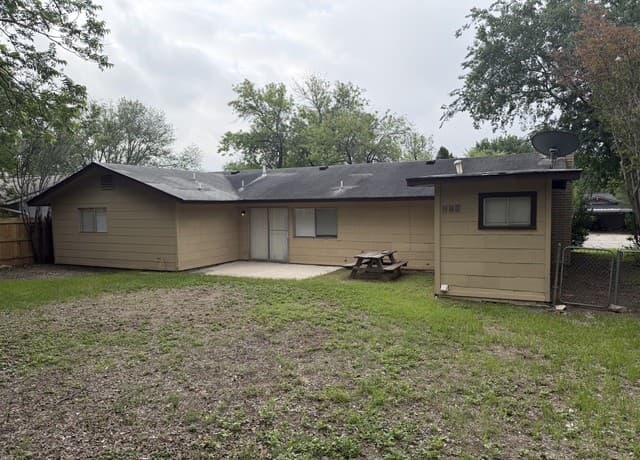 9527  Bear Creek Dr, San Antonio, TX 78245 — photo 2