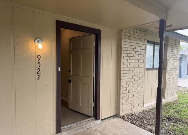 9527  Bear Creek Dr, San Antonio, TX 78245 — photo 3