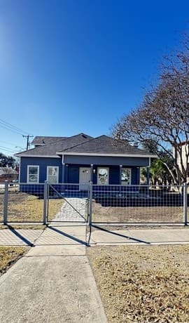 800 W Russell Pl