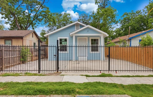 2913  Tampico, San Antonio, TX 78207 — photo 2