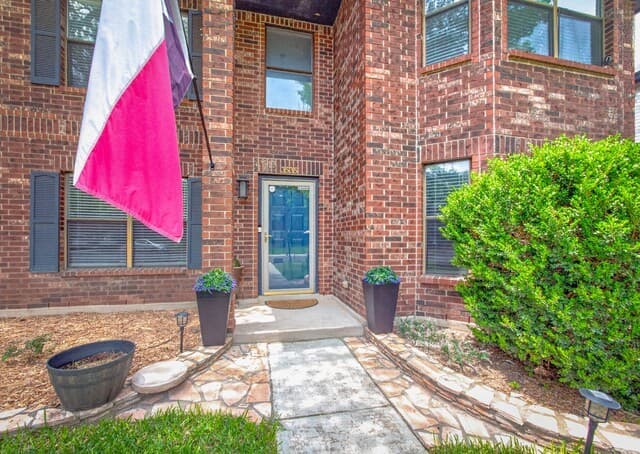 3535  Elk Cliff Pass Dr, San Antonio, TX 78247 — photo 2