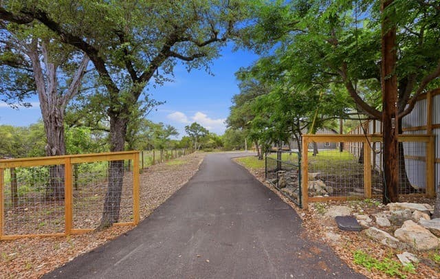 833  Canyon Oaks Dr, Canyon Lake, TX 78133 — photo 4