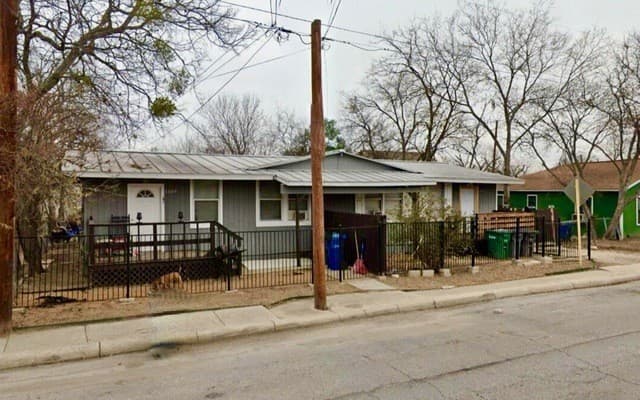 2609 W Poplar