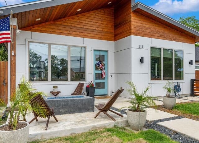 211 W Lubbock St