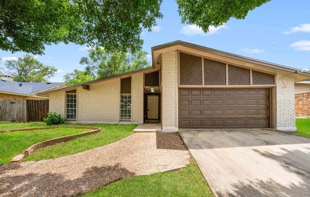 5001  Wedgewood Dr, Schertz, TX 78108 — photo 2