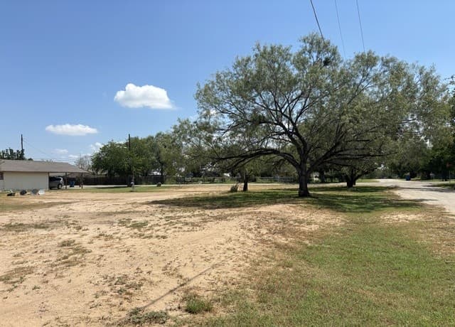 704  Curtis, Devine, TX 78016 — photo 2