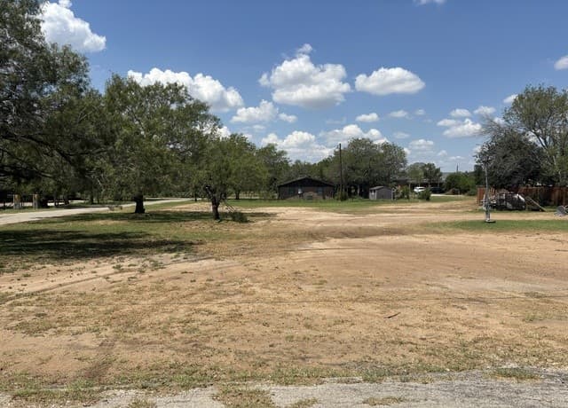 704  Curtis, Devine, TX 78016 — photo 3