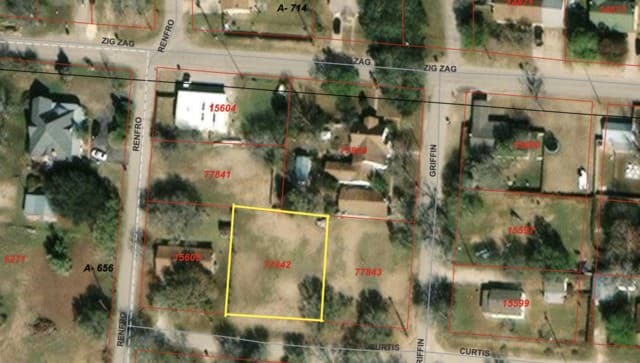 704  Curtis, Devine, TX 78016 — photo 5