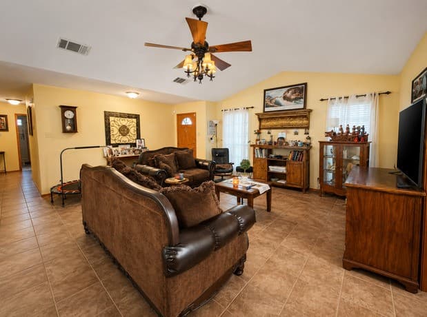 106  Weese Ln, Pleasanton, TX 78064 — photo 2