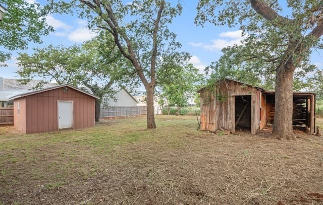 604 N Cherry St, Fredericksburg, TX 78624 — photo 11