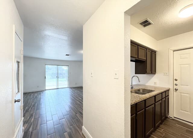 2106  Henrietta St, San Antonio, TX 78224 — photo 7