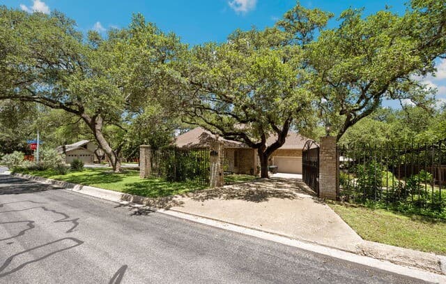 13102 N Hunters Cir, San Antonio, TX 78230 — photo 8
