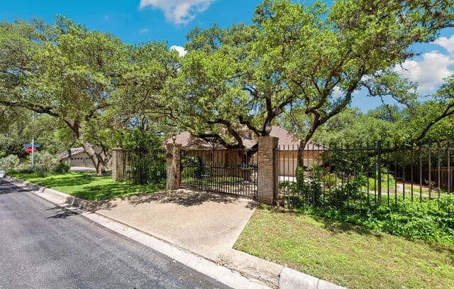 13102 N Hunters Cir, San Antonio, TX 78230 — photo 9