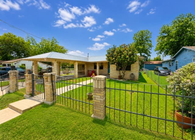 402  Chipinque, San Antonio, TX 78237 — photo 2