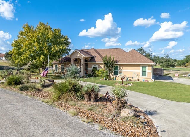 212  Antler Cir, Bandera, TX 78003 — photo 16