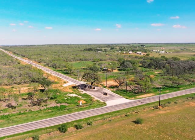 113  Cr 2644, Moore, TX 78057 — photo 2