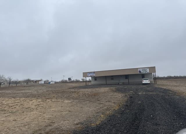 2265  Ih 35, Encinal, TX 78019 — photo 2