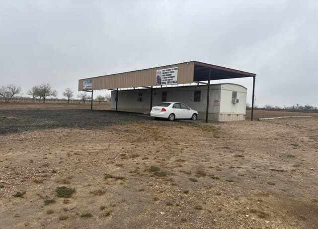 2265  Ih 35, Encinal, TX 78019 — photo 3