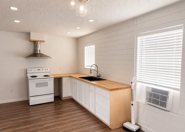 505 W Fm 140, Christine, TX 78012 — photo 2