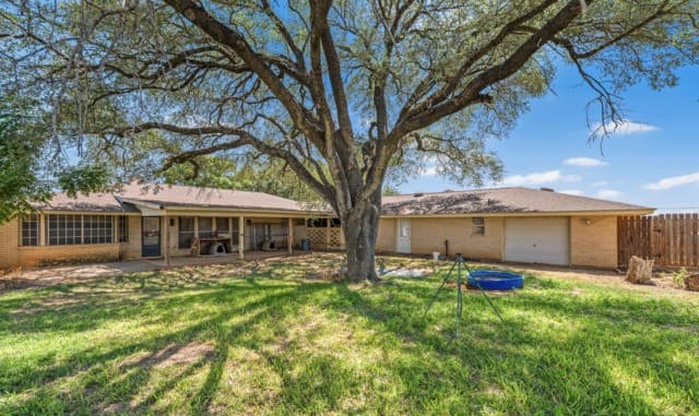 198  Encino Drive, Pearsall, TX 78061 — photo 2