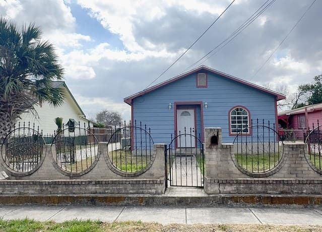 2906 W Poplar St, San Antonio, TX 78207