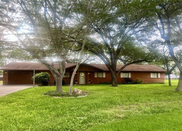 902 Oakridge Dr