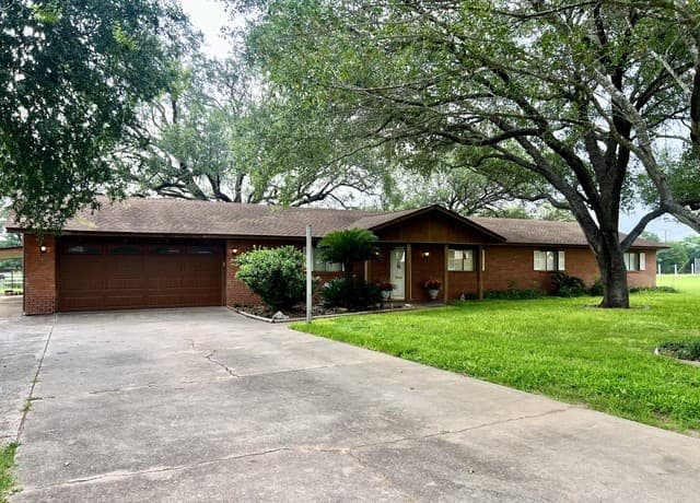 902  Oakridge Dr, Pleasanton, TX 78064 — photo 2