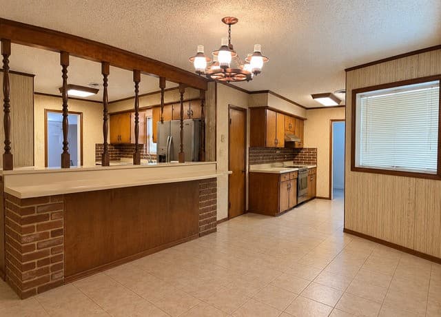902  Oakridge Dr, Pleasanton, TX 78064 — photo 9