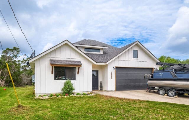 3484  Lakeview Dr