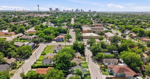 1910  Nolan, San Antonio, TX 78202 — photo 2