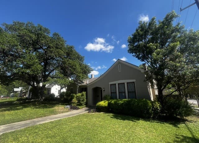 134 W Agarita Ave