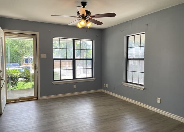 145  Leroux St, San Antonio, TX 78207 — photo 2