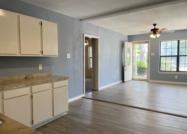 145  Leroux St, San Antonio, TX 78207 — photo 3