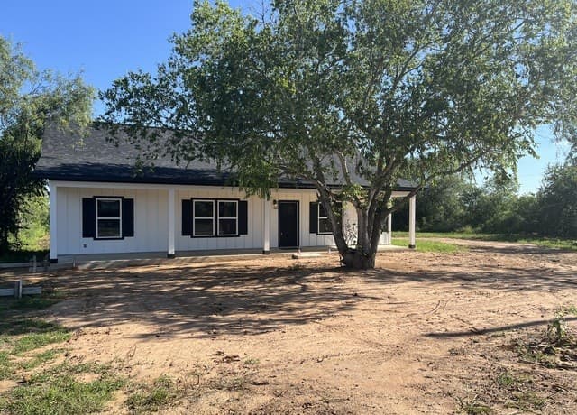 215 County Road 1614, Moore, TX 78057 — photo 2