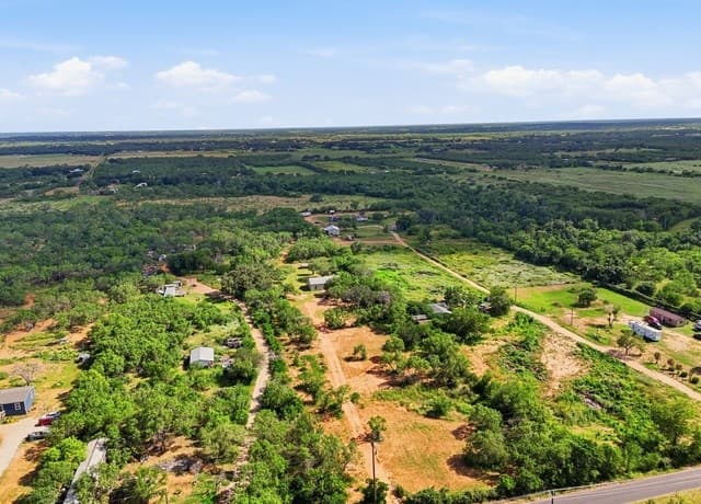 909  County Road 669, Devine, TX 78016 — photo 21