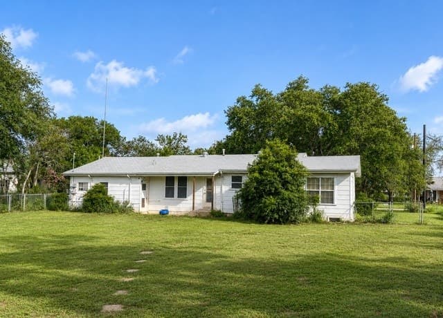 1106  Palm, Jourdanton, TX 78026 — photo 7