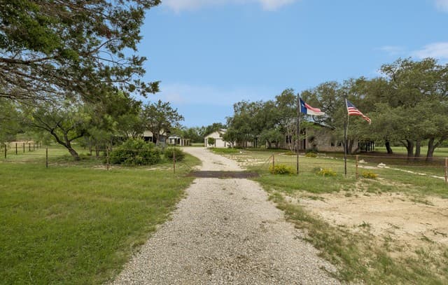 4125  County Road 251, Hondo, TX 78861 — photo 2