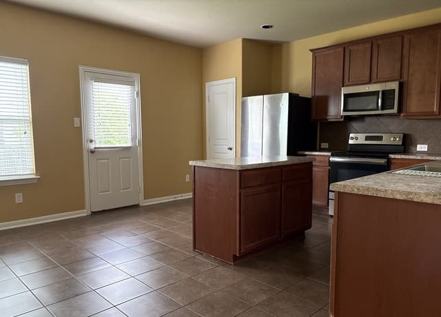 1810  Golden Maple, San Antonio, TX 78245 — photo 5