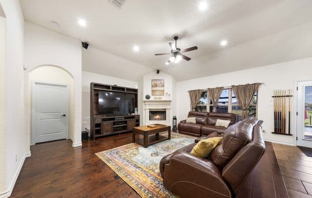121  Fairway Dr, Floresville, TX 78114 — photo 8