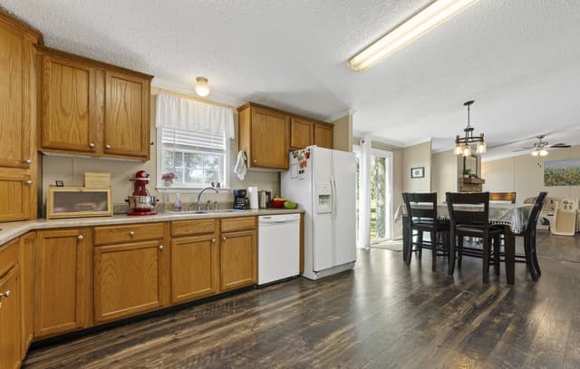 111  Longhorn Rd, Stockdale, TX 78160 — photo 10