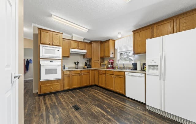 111  Longhorn Rd, Stockdale, TX 78160 — photo 7