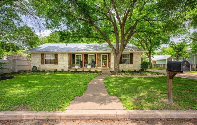 506 N Lincoln St, Fredericksburg, TX 78624 — photo 2