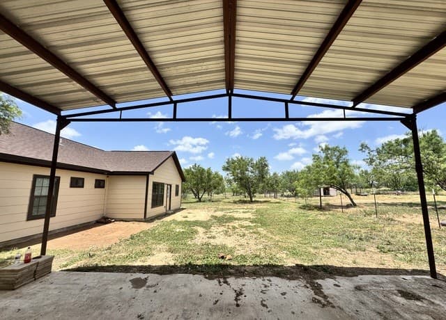 141  County Road 2667, Devine, TX 78016 — photo 2