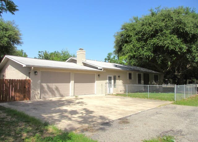 1001 Naples St, Castroville, TX 78009