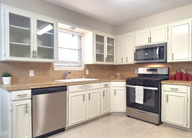 1001 Naples St, Castroville, TX 78009 — photo 3