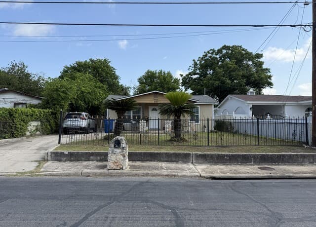 807  Kendalia, San Antonio, TX 78221 — photo 2