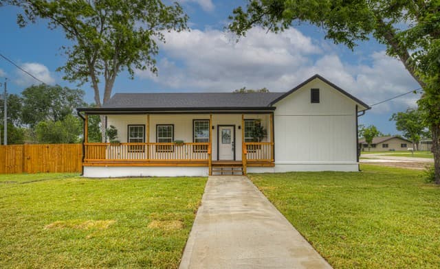 312 N Lavernia